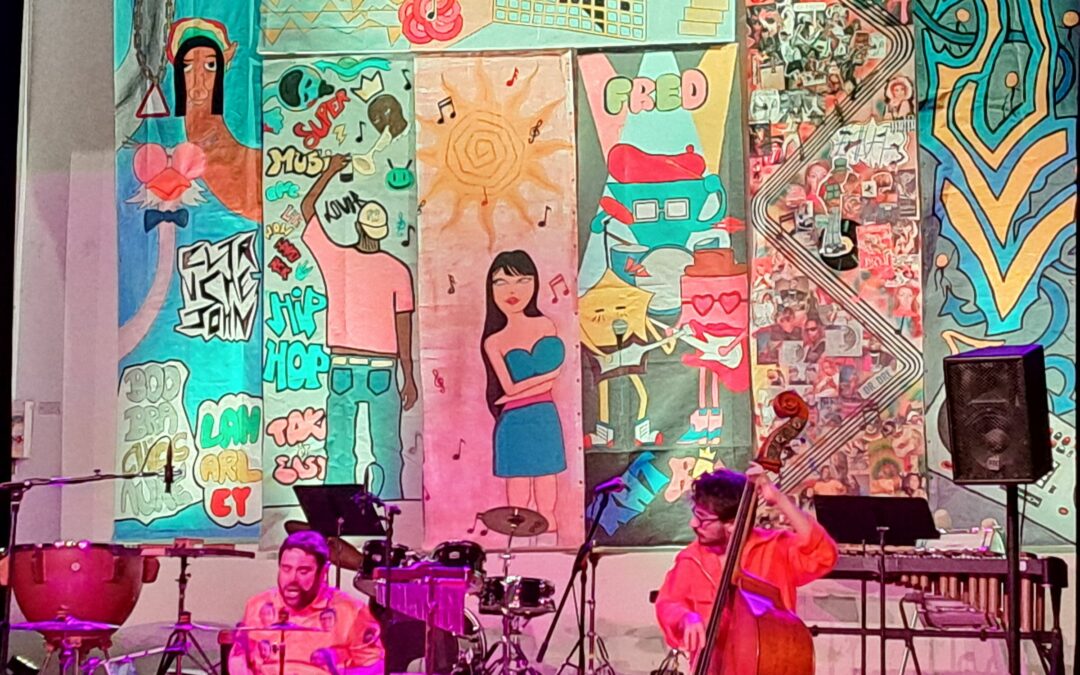 Spectacle de L’union Musicale avec les décors réalisés en arts plastiques