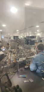 Jeudi 15 janvier, accompagnés par deux enseignants des matières professionnelles, les apprentis de première année de la formation au BTS opticien-lunetier du Lycée Victor Bérard de Morez ont visité l'entreprise CODIR SA, usine de fabrication de verres correcteurs de KRYS GROUP. Au cours de cette immersion, les futurs opticiens ont pu observer de près les procédés innovants de fabrication pour la fabrication de verres de lunettes. La nouvelle gamme de verres CODIR allie en effet expertise d’un verrier expérimenté et dernières avancées technologiques, fabrication 100% française (certification Origine France Garantie) et strict respect des normes environnementales, comme en atteste la triple certification ISO 14001, 9001 et 45001 du site de l'entreprise, située à Bazainville (Yvelines).