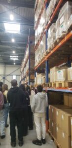 Jeudi 15 janvier, accompagnés par deux enseignants des matières professionnelles, les apprentis de première année de la formation au BTS opticien-lunetier du Lycée Victor Bérard de Morez ont visité l'entreprise CODIR SA, usine de fabrication de verres correcteurs de KRYS GROUP. Au cours de cette immersion, les futurs opticiens ont pu observer de près les procédés innovants de fabrication pour la fabrication de verres de lunettes. La nouvelle gamme de verres CODIR allie en effet expertise d’un verrier expérimenté et dernières avancées technologiques, fabrication 100% française (certification Origine France Garantie) et strict respect des normes environnementales, comme en atteste la triple certification ISO 14001, 9001 et 45001 du site de l'entreprise, située à Bazainville (Yvelines).