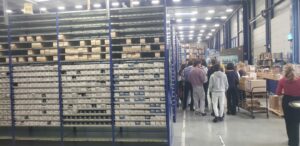 Jeudi 15 janvier, accompagnés par deux enseignants des matières professionnelles, les apprentis de première année de la formation au BTS opticien-lunetier du Lycée Victor Bérard de Morez ont visité l'entreprise CODIR SA, usine de fabrication de verres correcteurs de KRYS GROUP. Au cours de cette immersion, les futurs opticiens ont pu observer de près les procédés innovants de fabrication pour la fabrication de verres de lunettes. La nouvelle gamme de verres CODIR allie en effet expertise d’un verrier expérimenté et dernières avancées technologiques, fabrication 100% française (certification Origine France Garantie) et strict respect des normes environnementales, comme en atteste la triple certification ISO 14001, 9001 et 45001 du site de l'entreprise, située à Bazainville (Yvelines).