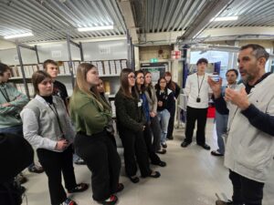 Jeudi 15 janvier, accompagnés par deux enseignants des matières professionnelles, les apprentis de première année de la formation au BTS opticien-lunetier du Lycée Victor Bérard de Morez ont visité l'entreprise CODIR SA, usine de fabrication de verres correcteurs de KRYS GROUP. Au cours de cette immersion, les futurs opticiens ont pu observer de près les procédés innovants de fabrication pour la fabrication de verres de lunettes. La nouvelle gamme de verres CODIR allie en effet expertise d’un verrier expérimenté et dernières avancées technologiques, fabrication 100% française (certification Origine France Garantie) et strict respect des normes environnementales, comme en atteste la triple certification ISO 14001, 9001 et 45001 du site de l'entreprise, située à Bazainville (Yvelines).