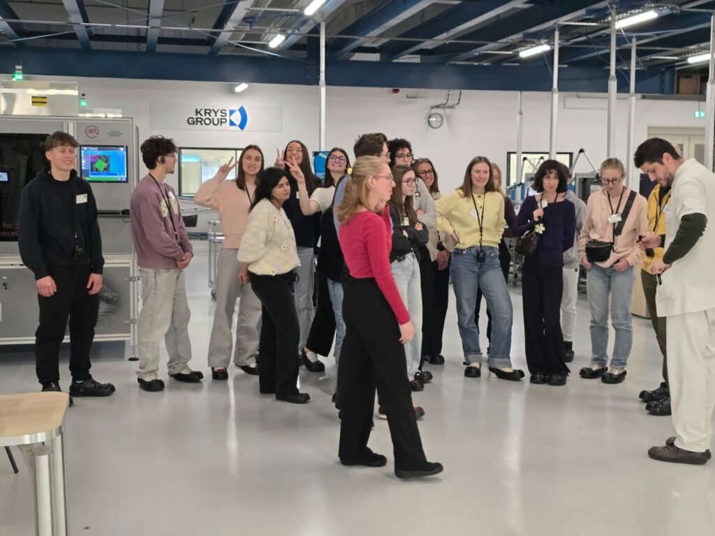 Jeudi 15 janvier, accompagnés par deux enseignants des matières professionnelles, les apprentis de première année de la formation au BTS opticien-lunetier du Lycée Victor Bérard de Morez ont visité l'entreprise CODIR SA, usine de fabrication de verres correcteurs de KRYS GROUP. Au cours de cette immersion, les futurs opticiens ont pu observer de près les procédés innovants de fabrication pour la fabrication de verres de lunettes. La nouvelle gamme de verres CODIR allie en effet expertise d’un verrier expérimenté et dernières avancées technologiques, fabrication 100% française (certification Origine France Garantie) et strict respect des normes environnementales, comme en atteste la triple certification ISO 14001, 9001 et 45001 du site de l'entreprise, située à Bazainville (Yvelines).