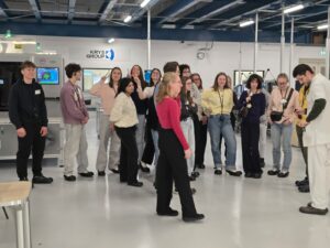 Jeudi 15 janvier, accompagnés par deux enseignants des matières professionnelles, les apprentis de première année de la formation au BTS opticien-lunetier du Lycée Victor Bérard de Morez ont visité l'entreprise CODIR SA, usine de fabrication de verres correcteurs de KRYS GROUP. Au cours de cette immersion, les futurs opticiens ont pu observer de près les procédés innovants de fabrication pour la fabrication de verres de lunettes. La nouvelle gamme de verres CODIR allie en effet expertise d’un verrier expérimenté et dernières avancées technologiques, fabrication 100% française (certification Origine France Garantie) et strict respect des normes environnementales, comme en atteste la triple certification ISO 14001, 9001 et 45001 du site de l'entreprise, située à Bazainville (Yvelines).