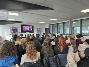 Jeudi 15 janvier, accompagnés par deux enseignants des matières professionnelles, les apprentis de première année de la formation au BTS opticien-lunetier du Lycée Victor Bérard de Morez ont visité l'entreprise CODIR SA, usine de fabrication de verres correcteurs de KRYS GROUP. Au cours de cette immersion, les futurs opticiens ont pu observer de près les procédés innovants de fabrication pour la fabrication de verres de lunettes. La nouvelle gamme de verres CODIR allie en effet expertise d’un verrier expérimenté et dernières avancées technologiques, fabrication 100% française (certification Origine France Garantie) et strict respect des normes environnementales, comme en atteste la triple certification ISO 14001, 9001 et 45001 du site de l'entreprise, située à Bazainville (Yvelines).