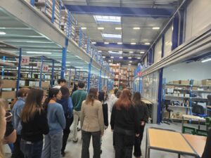 Jeudi 15 janvier, accompagnés par deux enseignants des matières professionnelles, les apprentis de première année de la formation au BTS opticien-lunetier du Lycée Victor Bérard de Morez ont visité l'entreprise CODIR SA, usine de fabrication de verres correcteurs de KRYS GROUP. Au cours de cette immersion, les futurs opticiens ont pu observer de près les procédés innovants de fabrication pour la fabrication de verres de lunettes. La nouvelle gamme de verres CODIR allie en effet expertise d’un verrier expérimenté et dernières avancées technologiques, fabrication 100% française (certification Origine France Garantie) et strict respect des normes environnementales, comme en atteste la triple certification ISO 14001, 9001 et 45001 du site de l'entreprise, située à Bazainville (Yvelines).