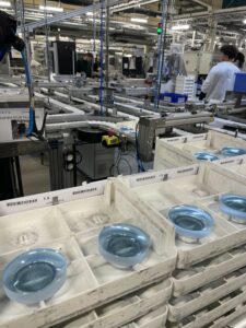 Jeudi 15 janvier, accompagnés par deux enseignants des matières professionnelles, les apprentis de première année de la formation au BTS opticien-lunetier du Lycée Victor Bérard de Morez ont visité l'entreprise CODIR SA, usine de fabrication de verres correcteurs de KRYS GROUP. Au cours de cette immersion, les futurs opticiens ont pu observer de près les procédés innovants de fabrication pour la fabrication de verres de lunettes. La nouvelle gamme de verres CODIR allie en effet expertise d’un verrier expérimenté et dernières avancées technologiques, fabrication 100% française (certification Origine France Garantie) et strict respect des normes environnementales, comme en atteste la triple certification ISO 14001, 9001 et 45001 du site de l'entreprise, située à Bazainville (Yvelines).